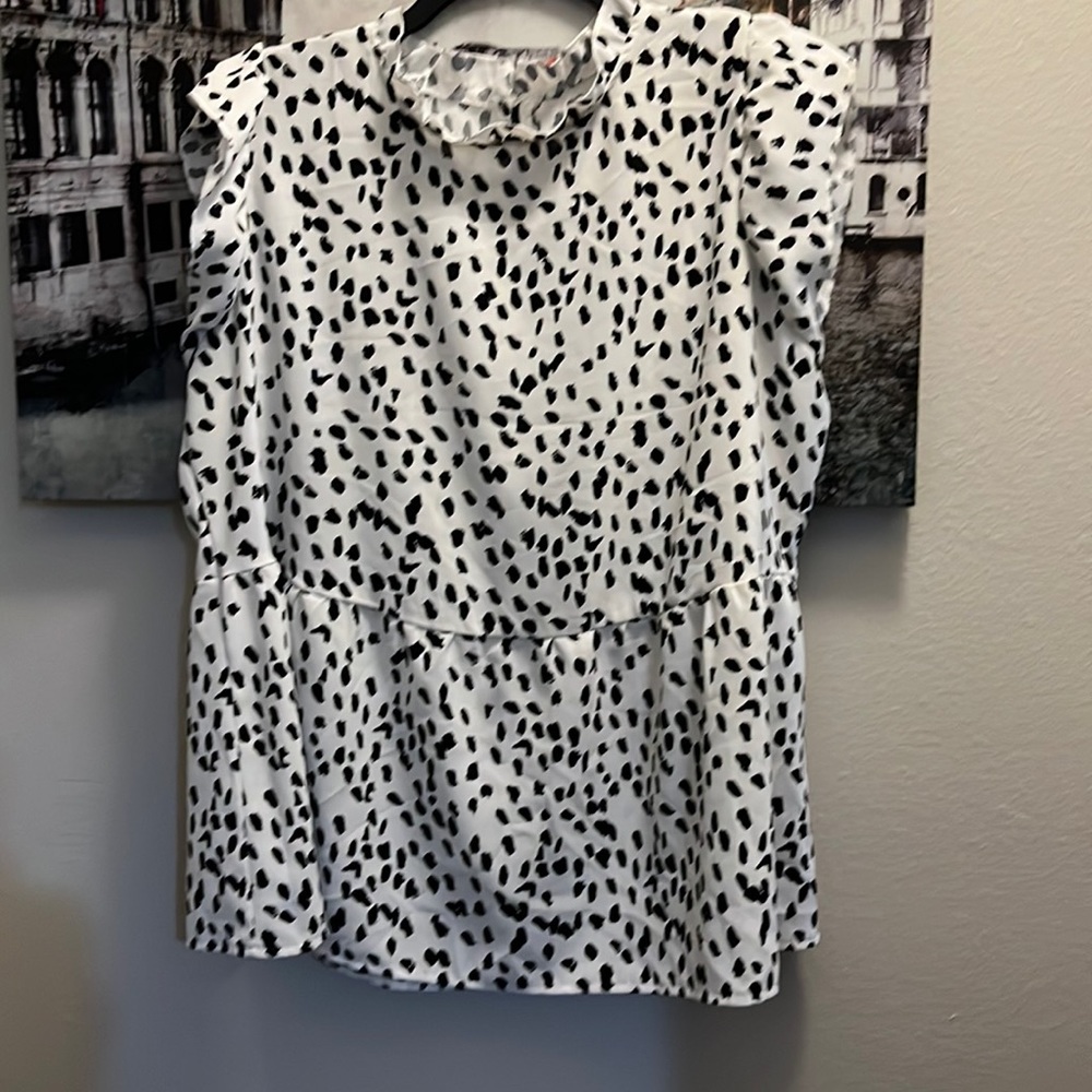 #180White and Black Blouse size between 2x 3x
